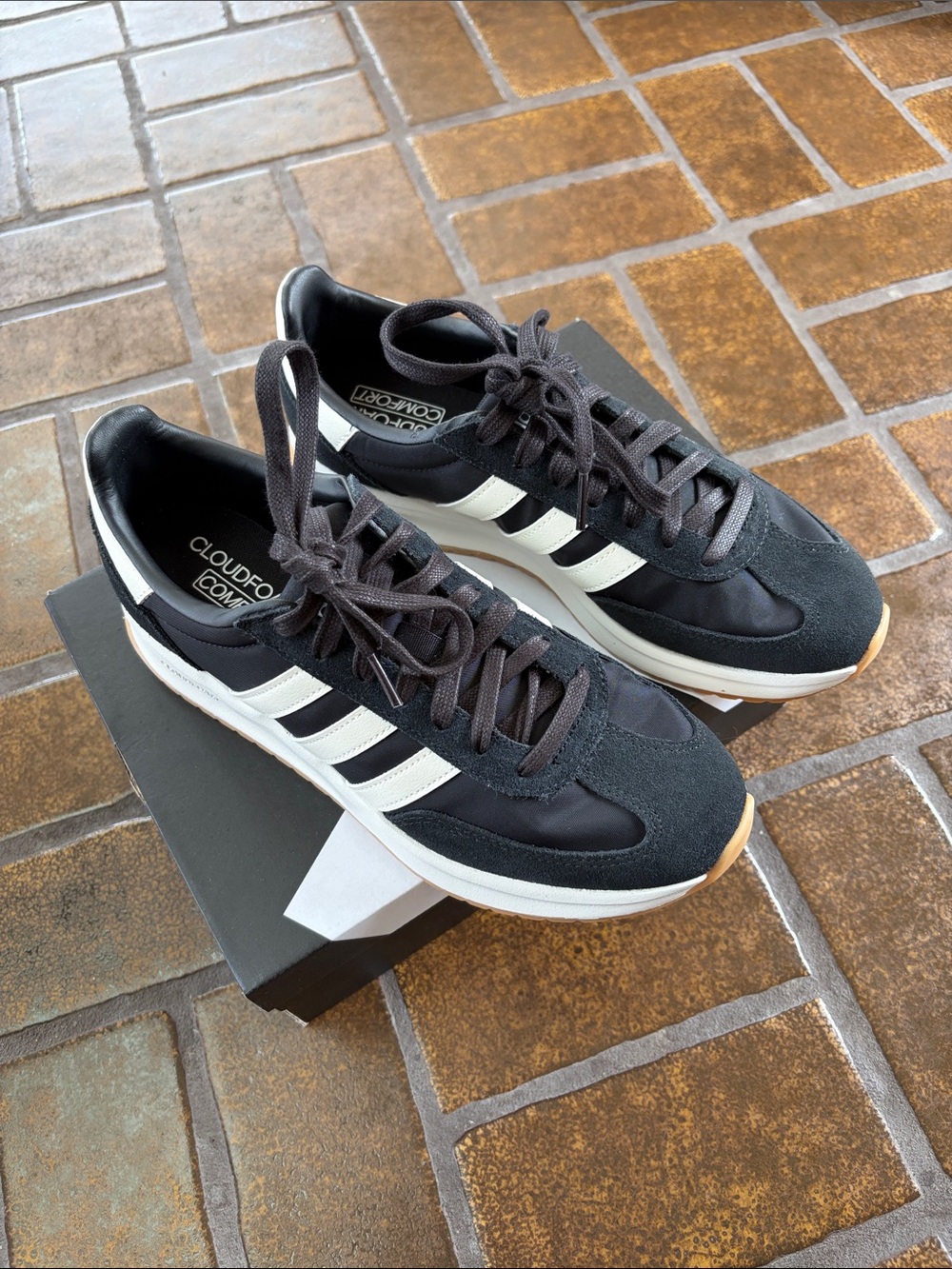 Adidas Black & White Run 70s 2.0 Sneakers - Picture 2 of 12